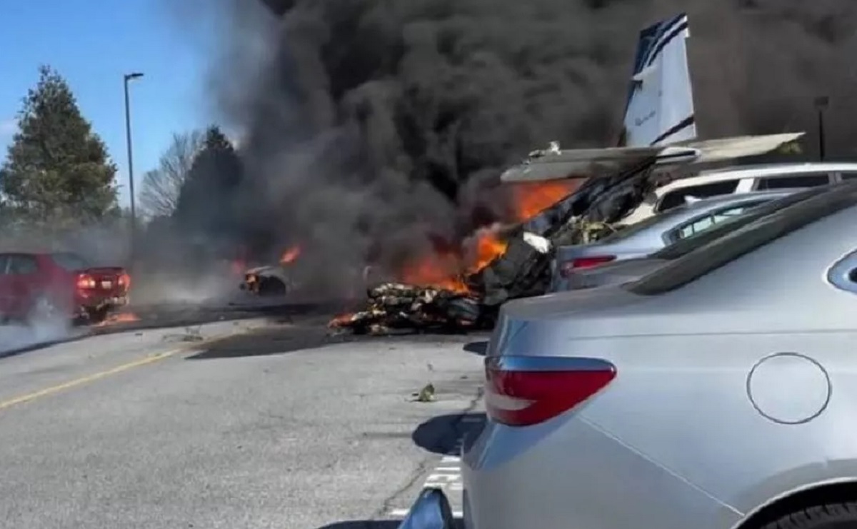 Lancaster County plane crash: பென்சில்வேனியாவில் நடு றோட்டில் விழுந்த விமானம் !