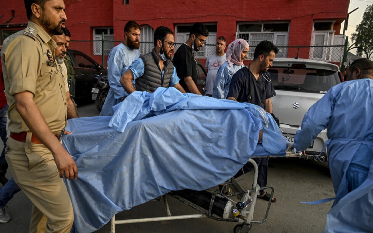 At Least 24 Killed in Kashmir: இந்தியாவில் 24 பேரை சுட்டுக் கொன்ற நபர் !