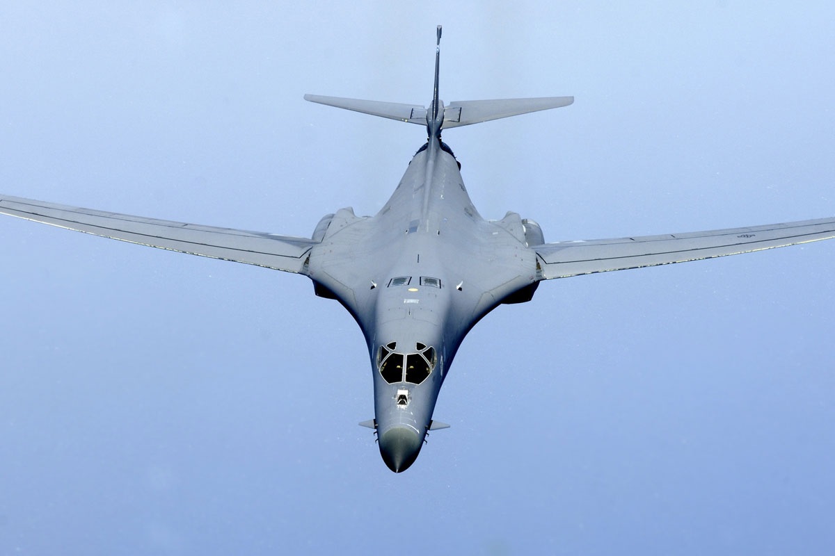 US Deploys B-1B Bombers to Japan : ஜப்பானில் பயங்கர B-1B குண்டுவீச்சு விமானங்களைக் குவித்த அமெரிக்கா!