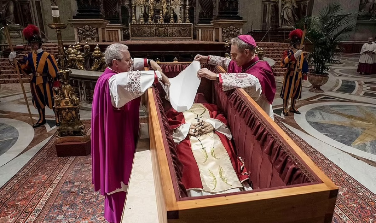 vatican release images of pope in open cascade: போப் ஆண்டவரின் உடல் முதல் படம் வெளியிடப்பட்டது !